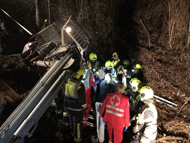 Menschenrettung nach Baggerabsturz (Bild 1)